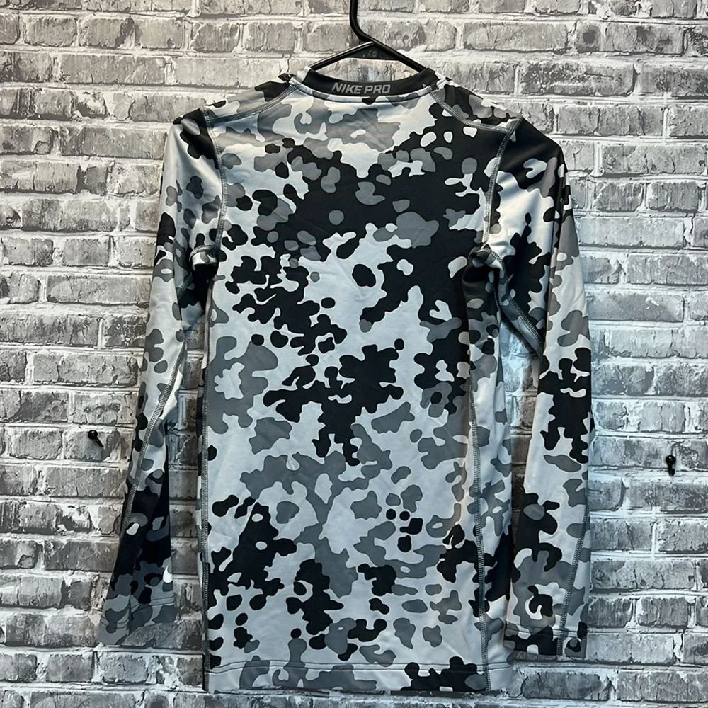 Nike Pro‎ shirt